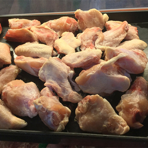 ALITA DE POLLO CON CORTE BBQ