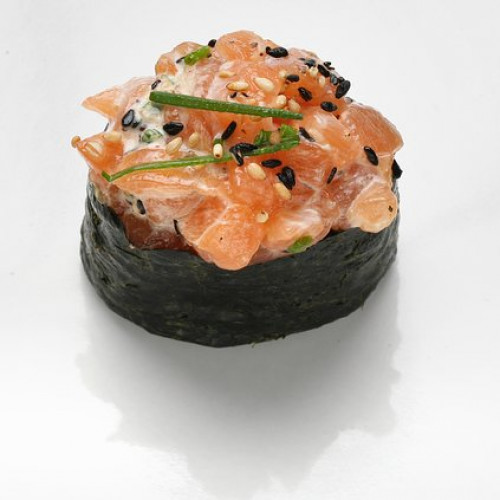 GUNKAN DE SALMON (2 PIEZAS)