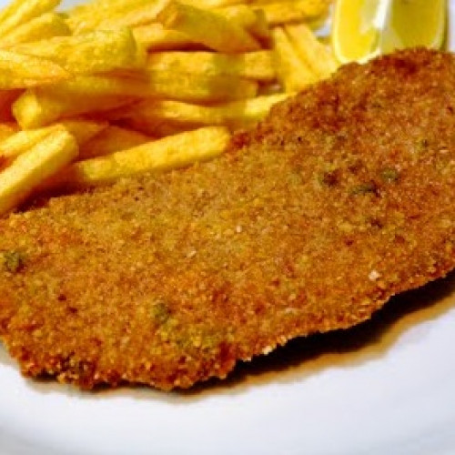 TERNERA EMPANADA CON PATATAS FRITAS