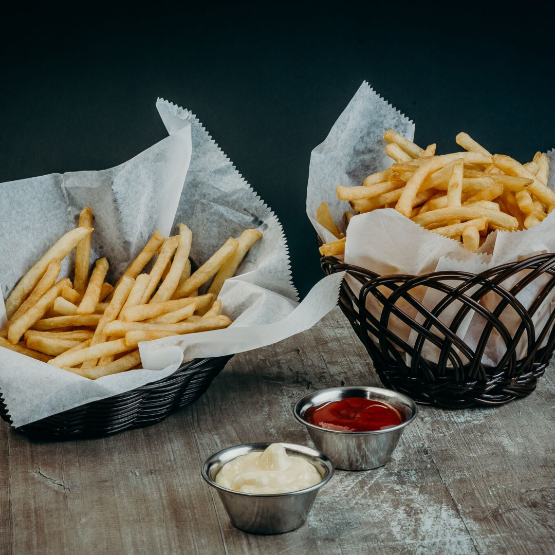 Papas a la Francesa con Salsas de la Casa