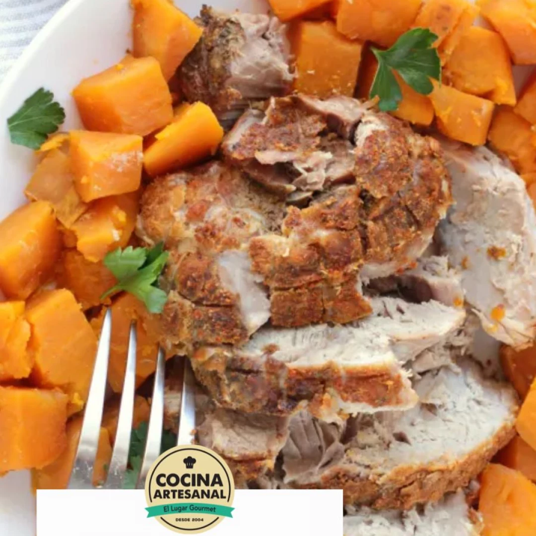 Bondiola de cerdo con salsa y papas