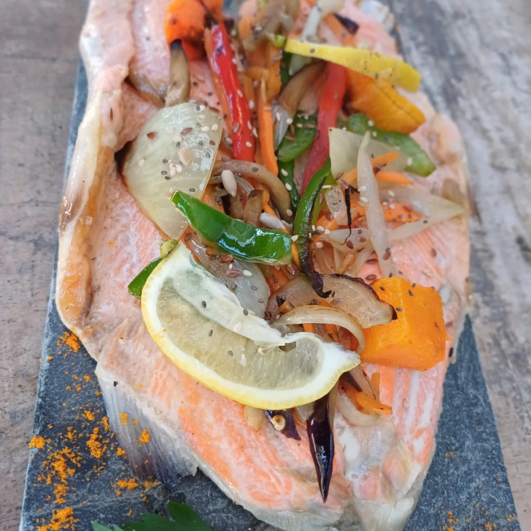 Trucha con salsa y papas