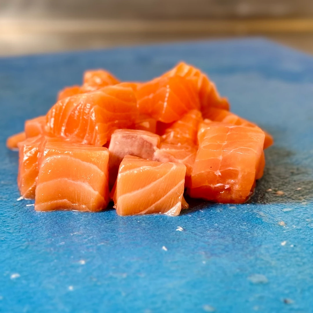 Salmón a dados frescos