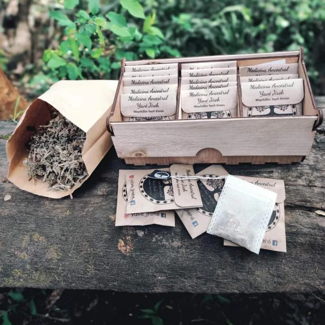 Caja de Madera con 30, bolsas de infusión, de hierbas medicinales, de alto valor.