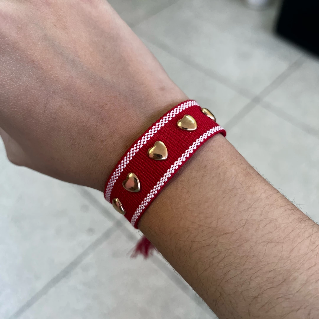 Brazalete de hilos con corazones