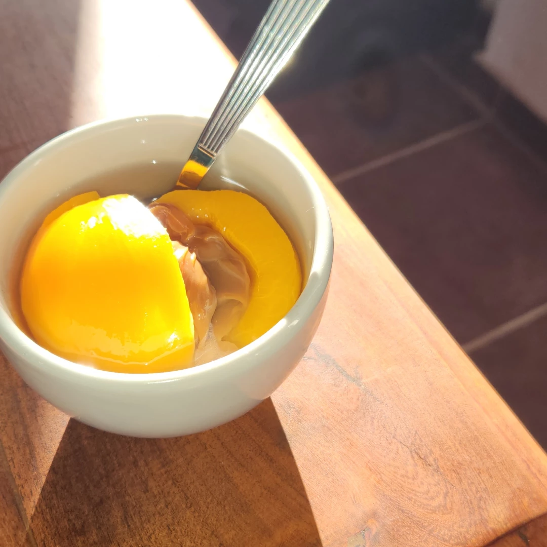Durazno al natural con dulce de leche
