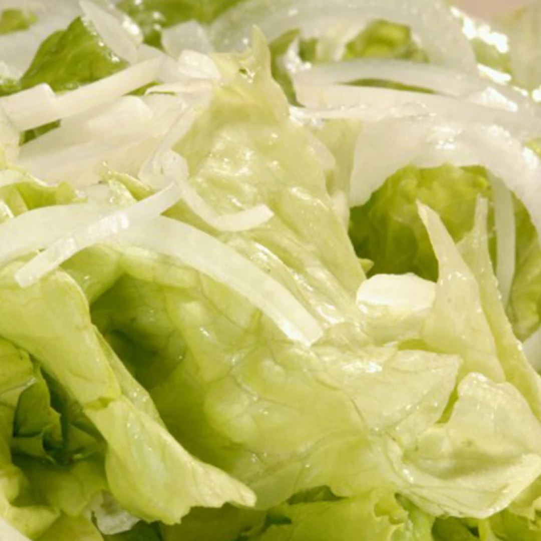 ENSALADA DE LECHUGA Y CEBOLLA CON HUEVO.