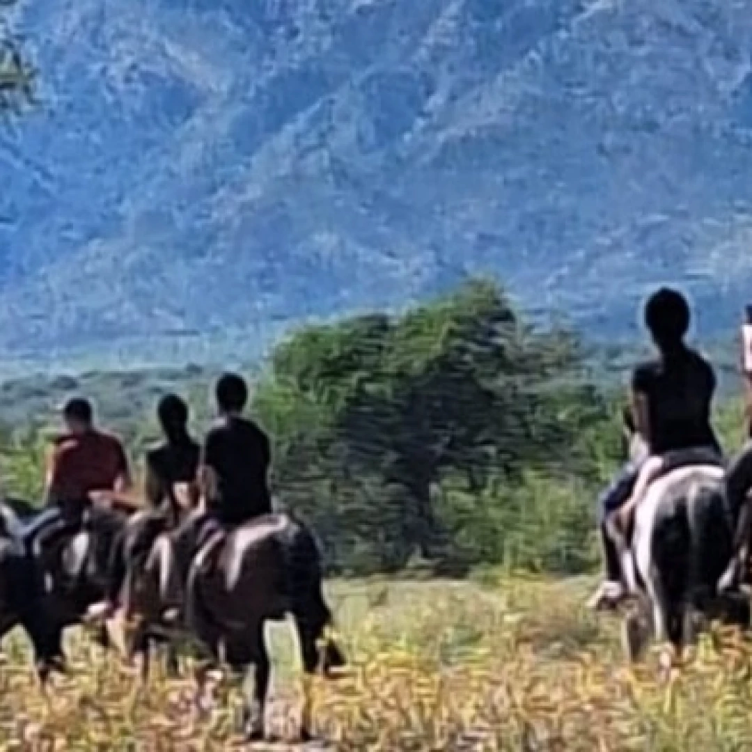 Cabalgata por el monte puntano