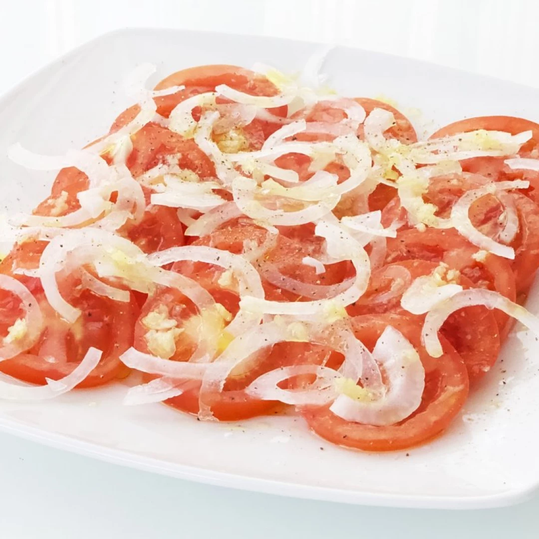 ENSALADA TOMATE, CEBOLLA Y HUEVO