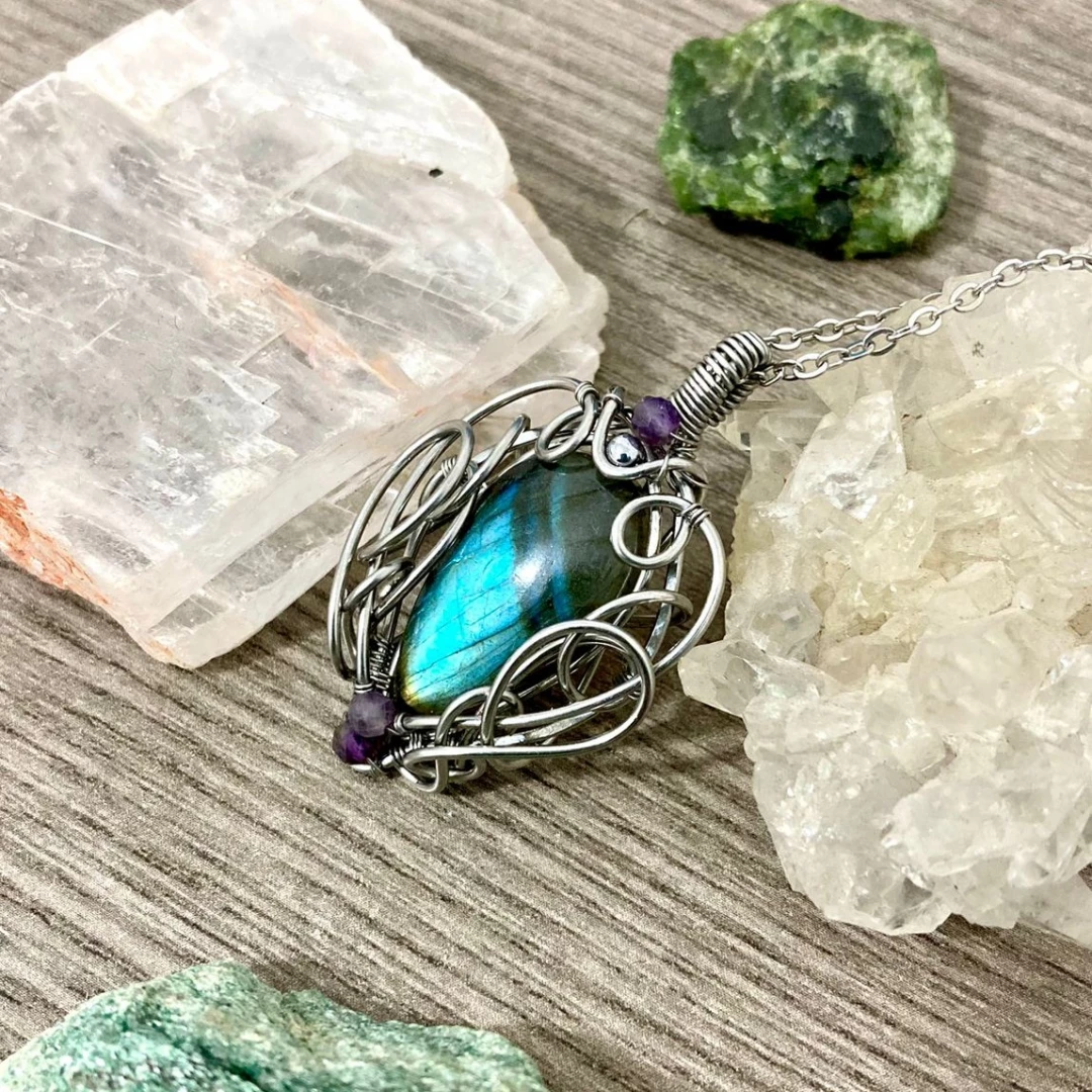 LABRADORITA, AMATISTA Y HEMATITAS