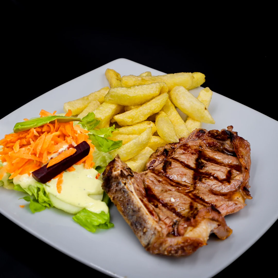 Chuleta de lomo de cerdo con papas fritas