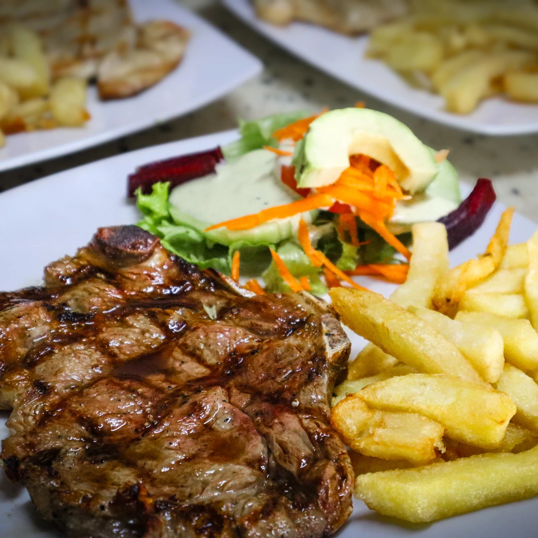 Churrasco con papas fritas