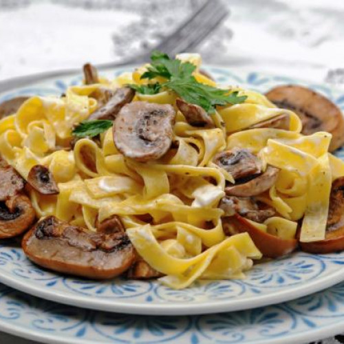 Fetuccini con champiñones salteados