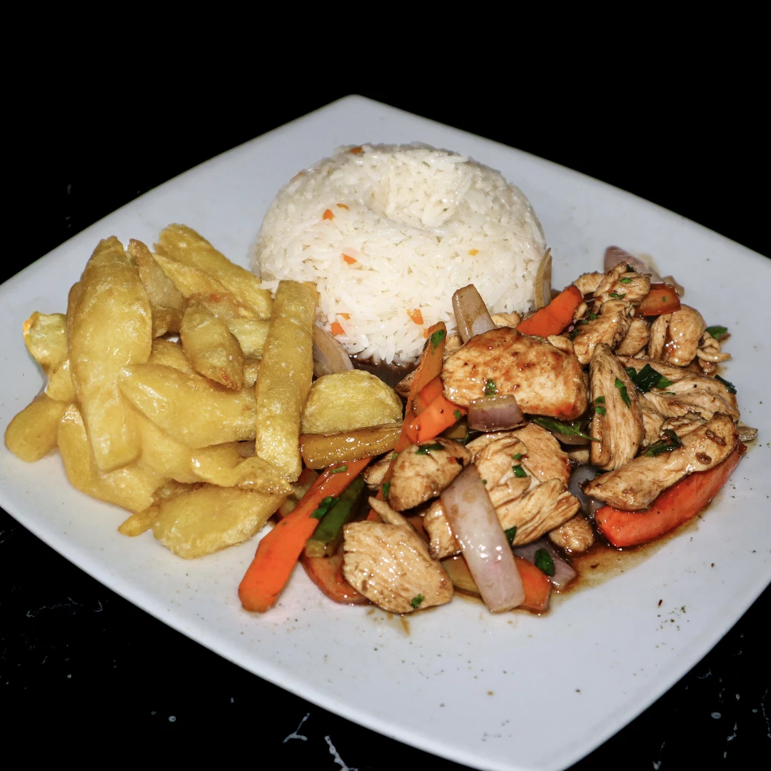 Pollo saltado